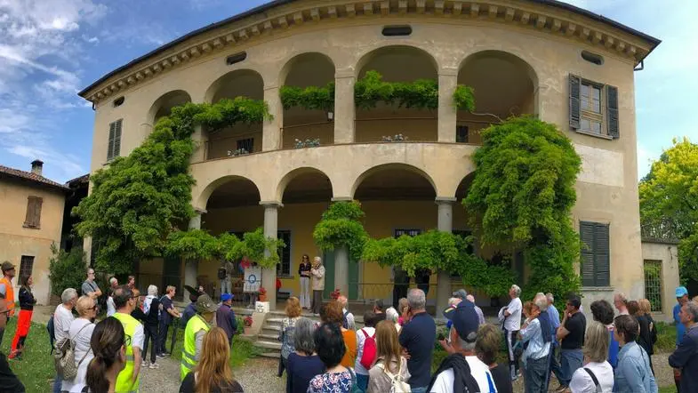 Foto della camminata di maggio con molti partecipanti - © www.giornaledibrescia.it