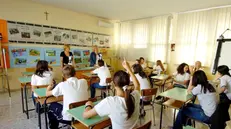 Un'insegnante durante una lezione in classe in una foto d'archivio - Foto Ansa © www.giornaledibrescia.it