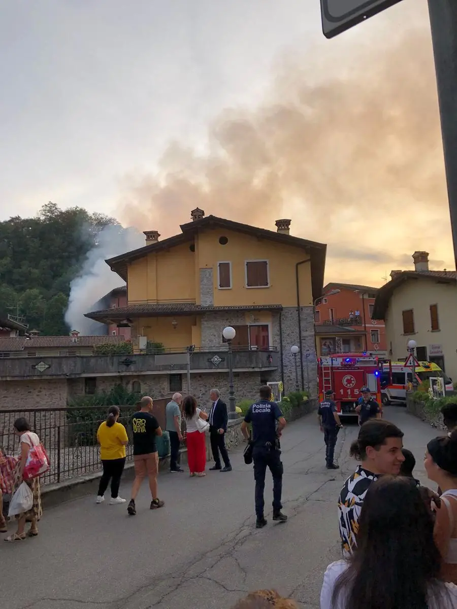 La colonna di fumo nel centro del paese