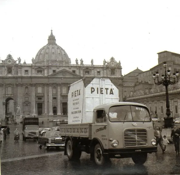 La partenza dal Vaticano il 4 aprile 1964: a Napoli la «Pietà» verrà imbarcata con destinazione Usa