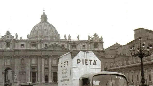 La partenza dal Vaticano il 4 aprile 1964: a Napoli la «Pietà» verrà imbarcata con destinazione Usa