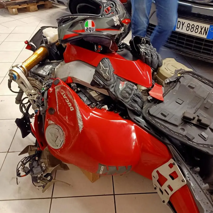 La moto Ducati ridotta a una carcassa dopo lo schianto