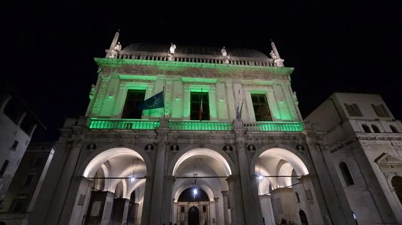Palazzo Loggia illuminato di verde