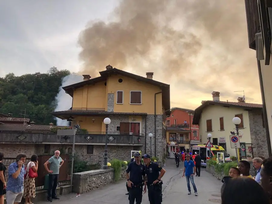 La colonna di fumo nel centro del paese