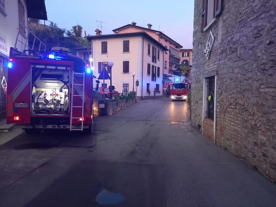 La colonna di fumo nel centro del paese