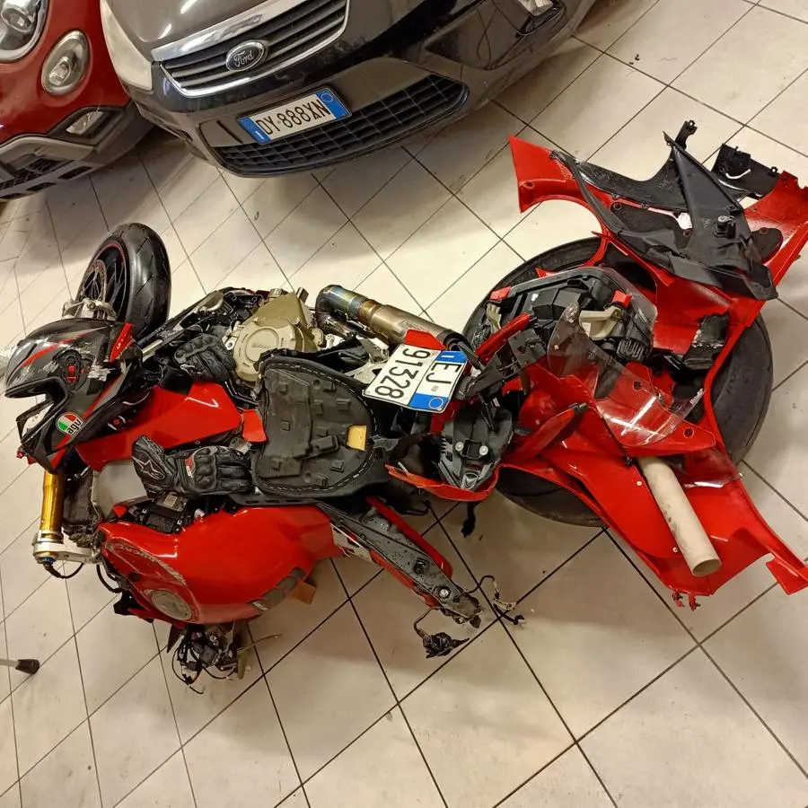 La moto Ducati ridotta a una carcassa dopo lo schianto