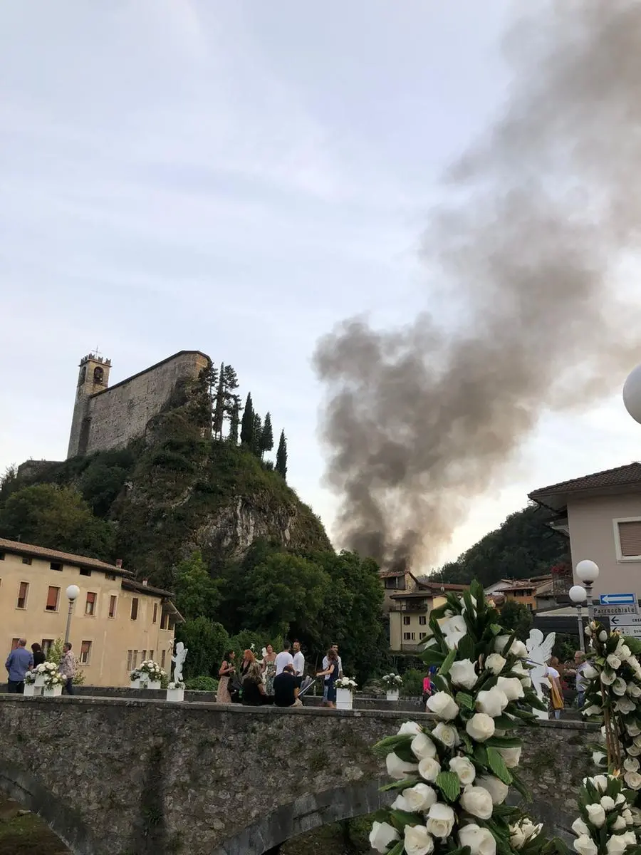 La colonna di fumo nel centro del paese