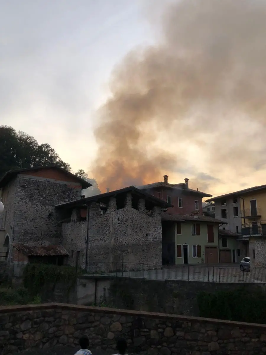 La colonna di fumo nel centro del paese