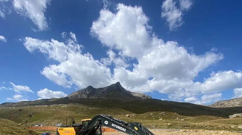 Le tubazioni per l'opera di presa al lago Bianco, al passo Gavia