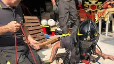 L'intervento dei Vigili del fuoco per recuperare gli operai dal pozzo