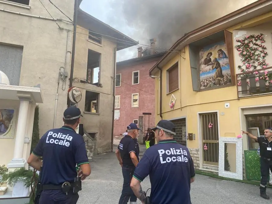 La colonna di fumo nel centro del paese