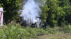 Il trattore che ha preso fuoco in un campo a Roncadelle