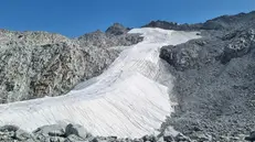Quel che restava del ghiacciaio Presena, coperto dai teli geotessili, a fine agosto
