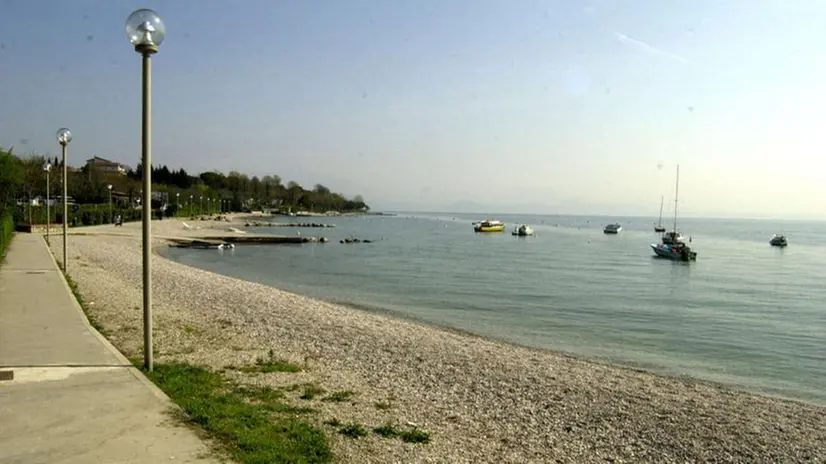 Un tratto di spiaggia del basso Garda - © www.giornaledibrescia.it