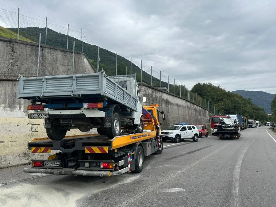 I mezzi coinvolti nell'incidente sulla Sp 510 a Sale Marasino