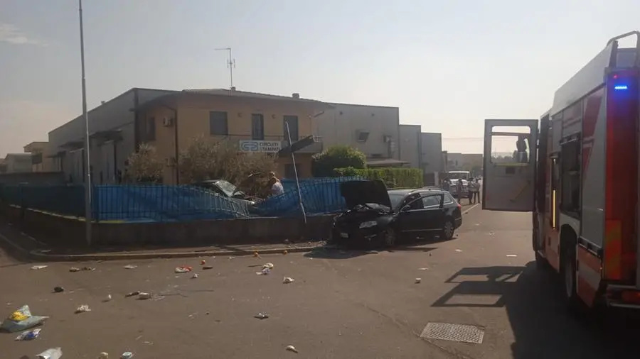 Scontro fra due auto a Flero: una sfonda la recinzione di un'azienda