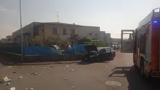 Scontro fra due auto a Flero: una sfonda la recinzione di un'azienda