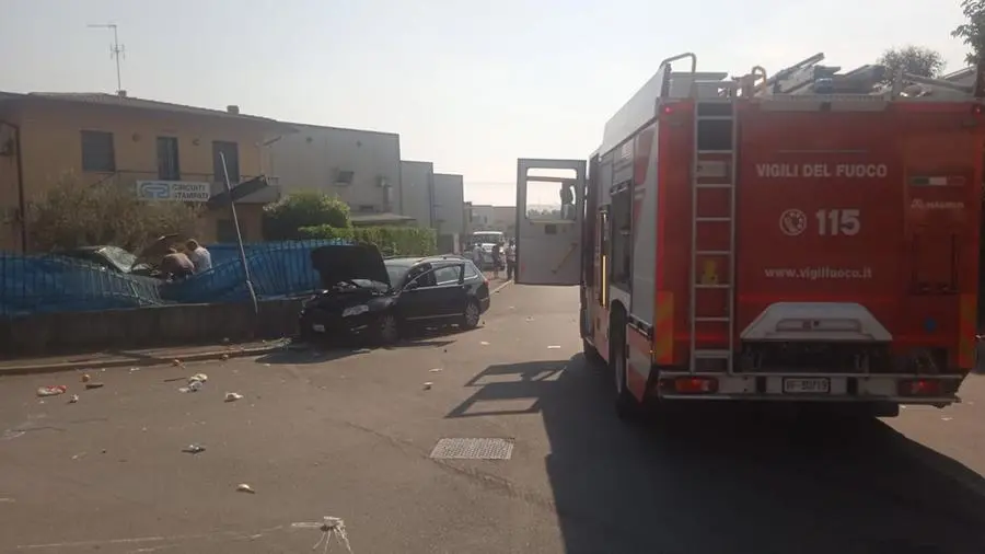 Scontro fra due auto a Flero: una sfonda la recinzione di un'azienda