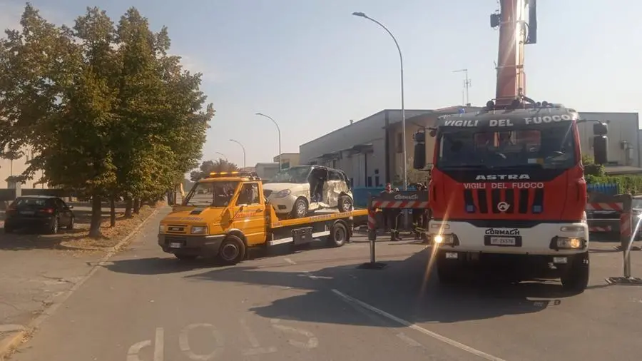 Scontro fra due auto a Flero: una sfonda la recinzione di un'azienda