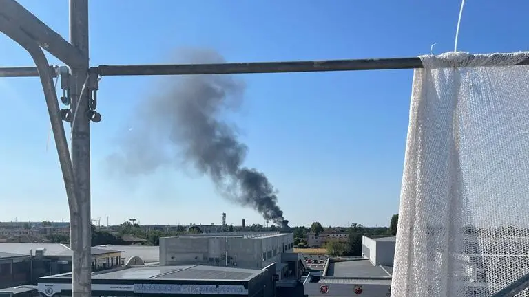 Il fumo nero è stato visto a diversi chilometri di distanza