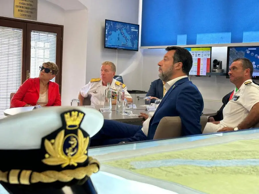 Il ministro Matteo Salvini in visita alla Guardia Costiera di Salò