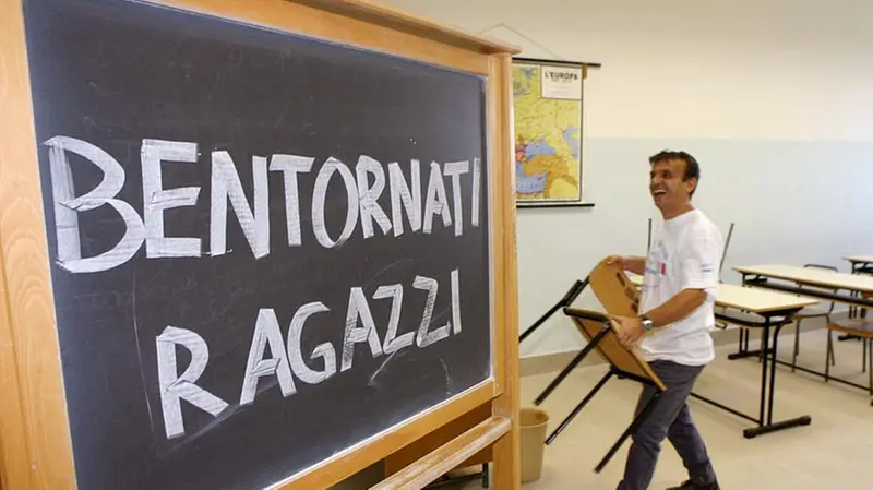 Nelle scorse ore gli ultimi preparativi per riaccogliere gli studenti - Foto Ansa/Claudio Peri © www.giornaledibrescia.it