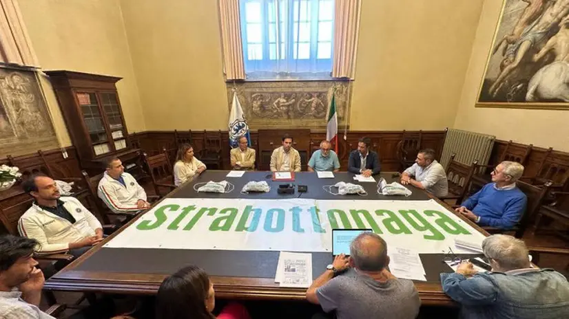 La presentazione della Strabottonaga a palazzo Loggia