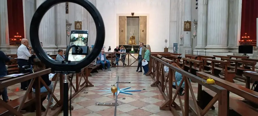 L'esperimento del pendolo di Foucault nel Duomo Nuovo di Brescia © www.giornaledibrescia.it