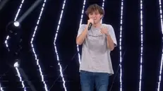 Il salodiano Enrico Polloni sul palco di X Factor durante la sua audizione