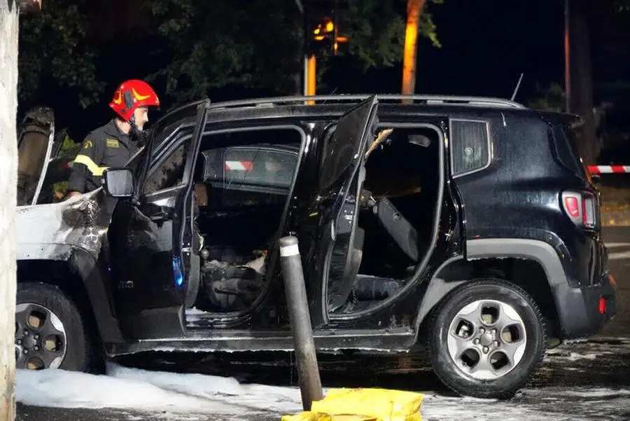 L'auto in fiamme a Mompiano