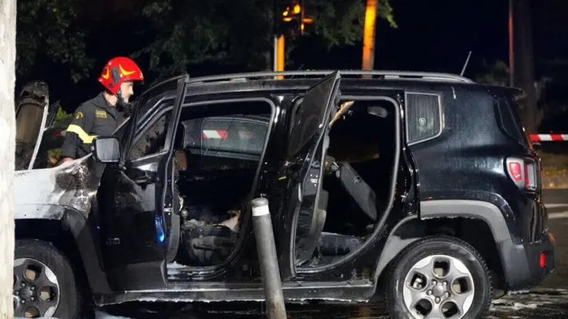 L'auto in fiamme a Mompiano