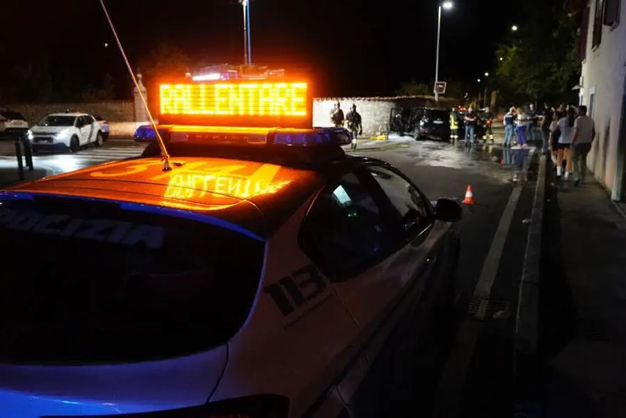 L'auto in fiamme a Mompiano