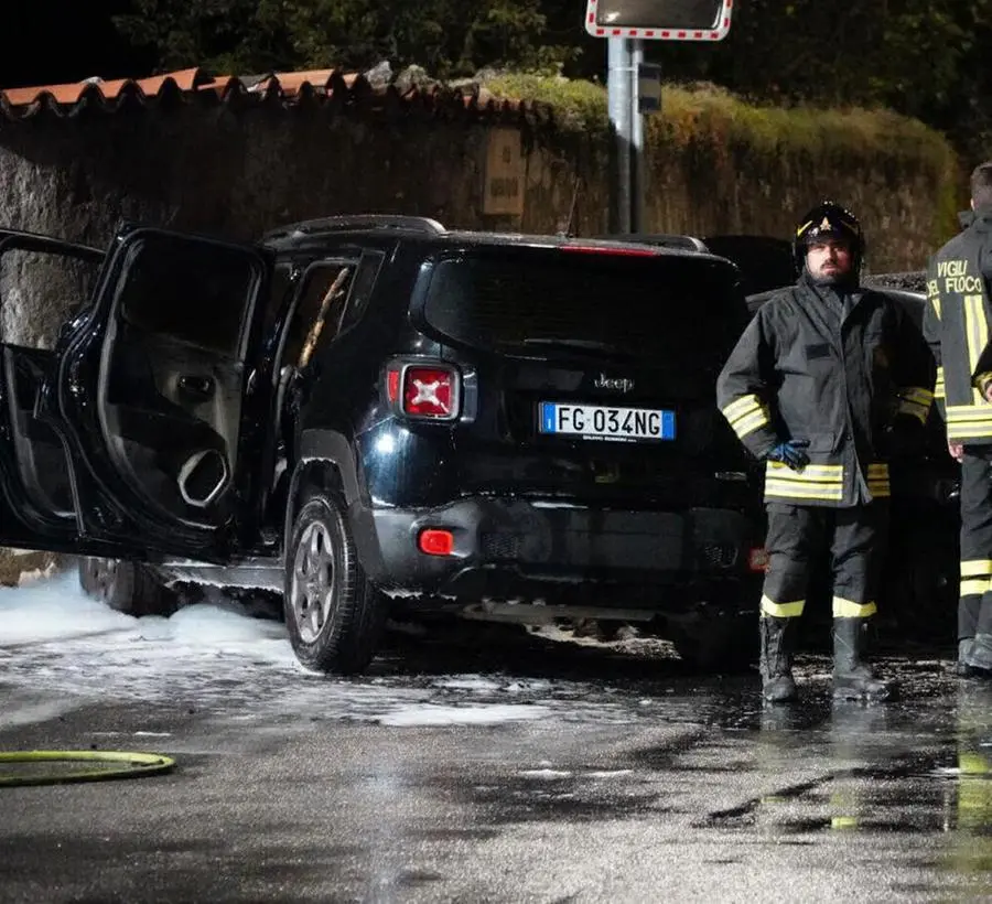 L'auto in fiamme a Mompiano