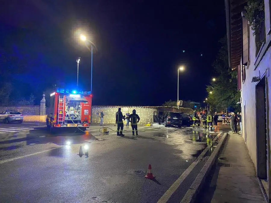 L'auto in fiamme a Mompiano