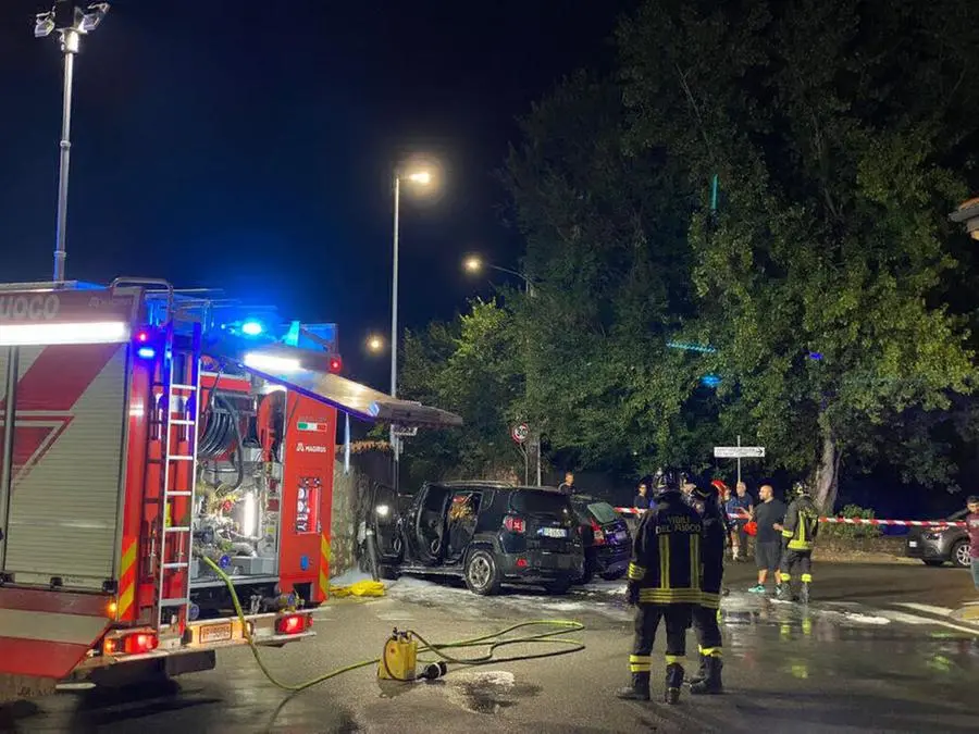 L'auto in fiamme a Mompiano