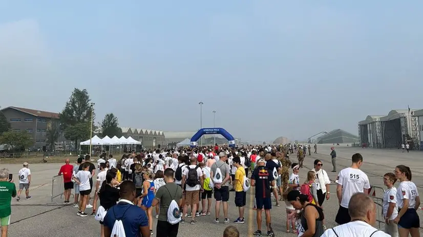 Runner all'aerobase di Ghedi per sostenere l'Airc