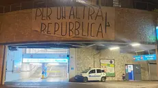 Lo striscione affisso nel corso della notte fuori dal parcheggio civico, a pochi passi dal MuSa a Salò - © www.giornaledibrescia.it