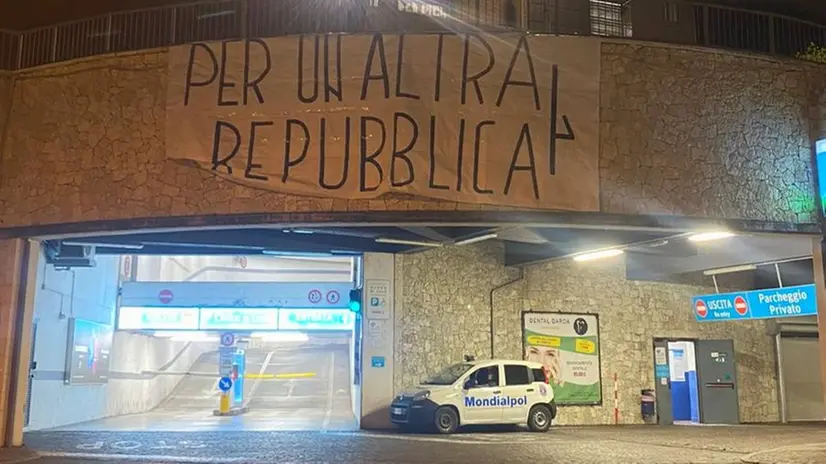 Lo striscione affisso nel corso della notte fuori dal parcheggio civico, a pochi passi dal MuSa a Salò - © www.giornaledibrescia.it