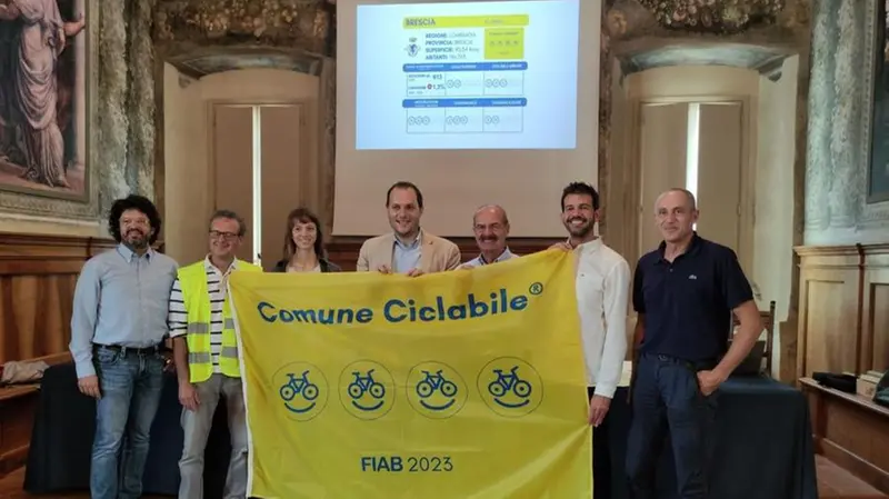 Il Comune di Brescia ha ricevuto 4 bike smile da Fiab - © www.giornaledibrescia.it
