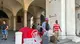 Tenda rossa sotto la Loggia per protesta
