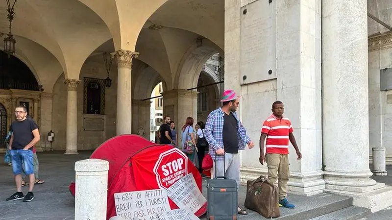 Tenda rossa sotto la Loggia per protesta