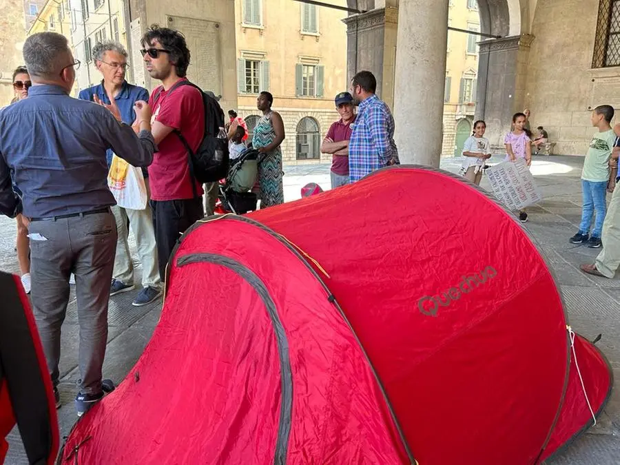 Tenda rossa sotto la Loggia per protesta