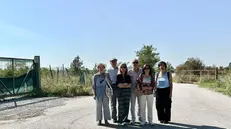 Una delegazione del comitato Antinocività alla discarica Castella - Foto © www.giornaledibrescia.it