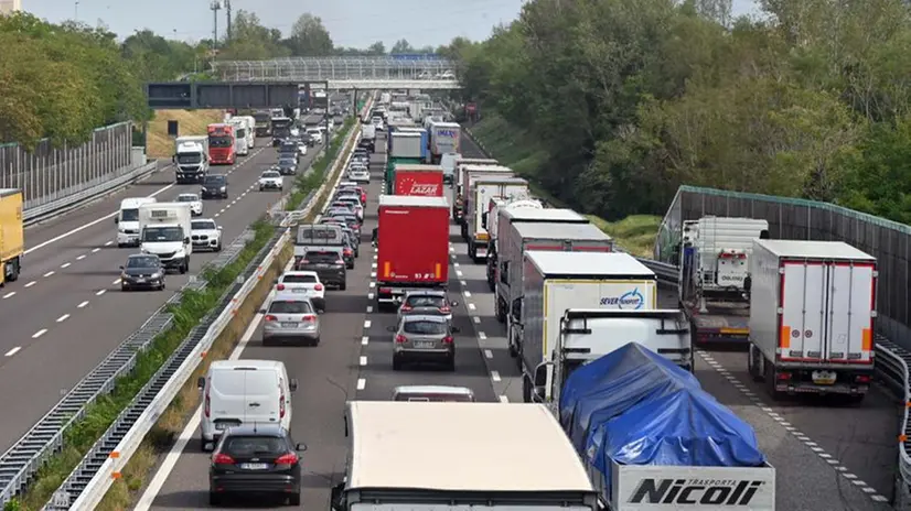 Giornata di caos in A4 per il ribaltamento di un mezzo pesante