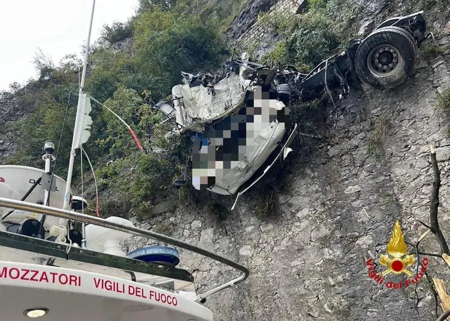 Camion fuori strada a Marone: i Vigili del Fuoco al lavoro sulla Vello-Toline