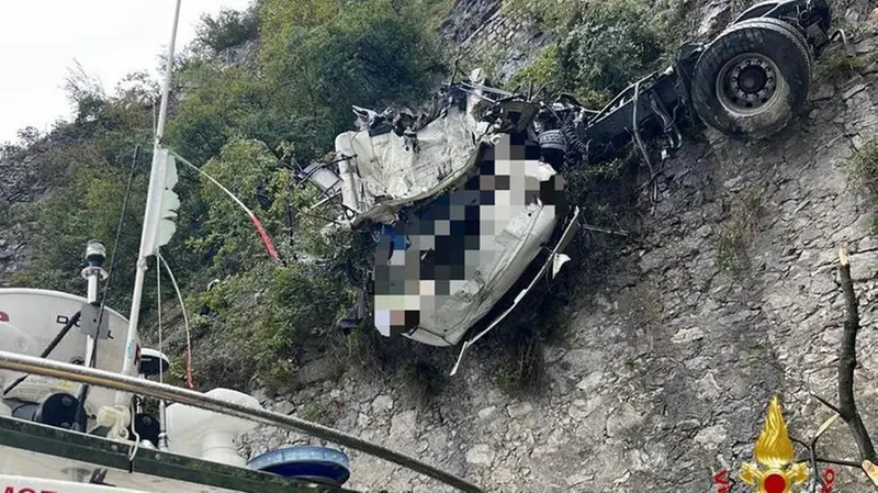 Camion fuori strada a Marone: i Vigili del Fuoco al lavoro sulla Vello-Toline