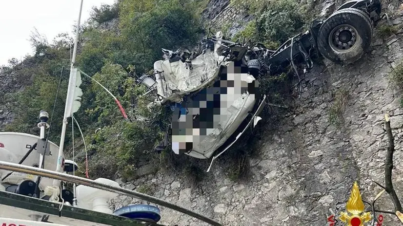 Camion fuori strada a Marone: i Vigili del Fuoco al lavoro sulla Vello-Toline
