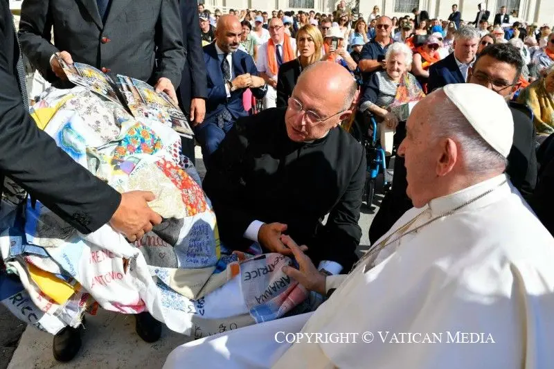 Papa Francesco benedice il manto della Madonna del Rosario