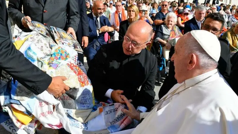 Papa Francesco benedice il manto della Madonna del Rosario