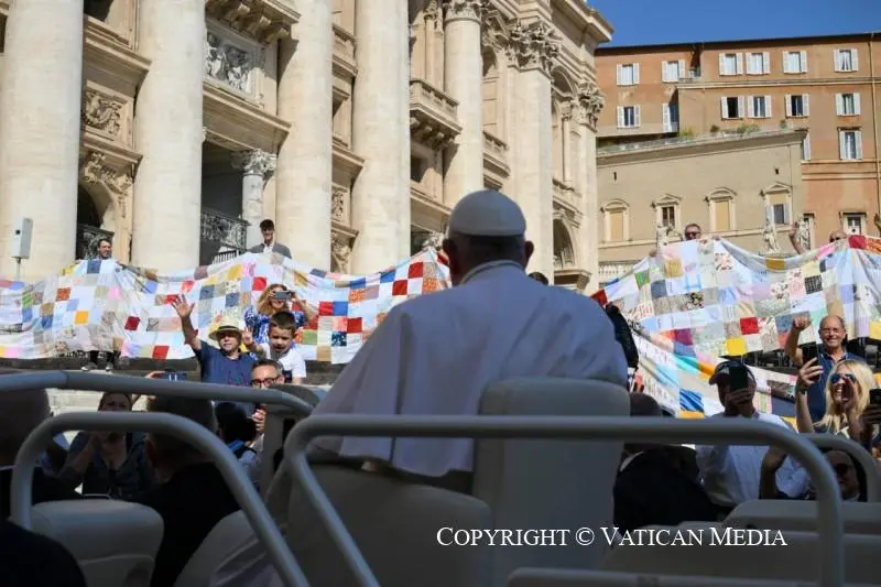 Papa Francesco benedice il manto della Madonna del Rosario